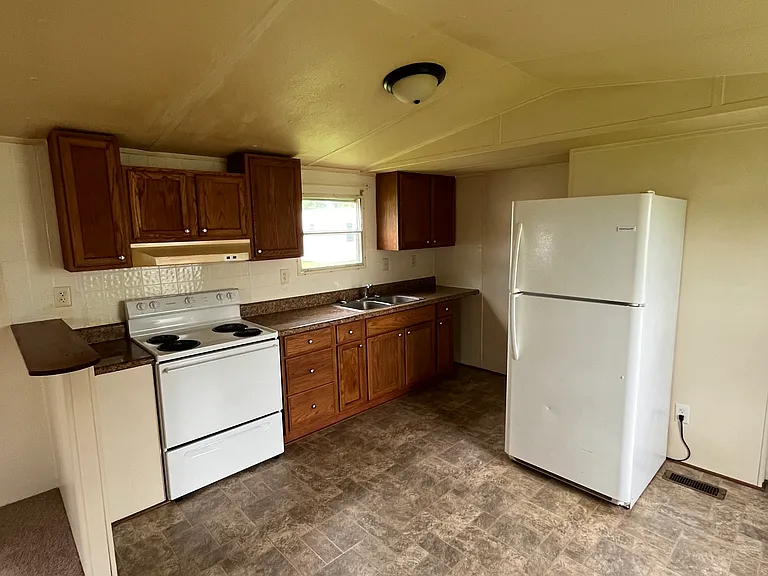 106 Jodoc Dr — Photo 3