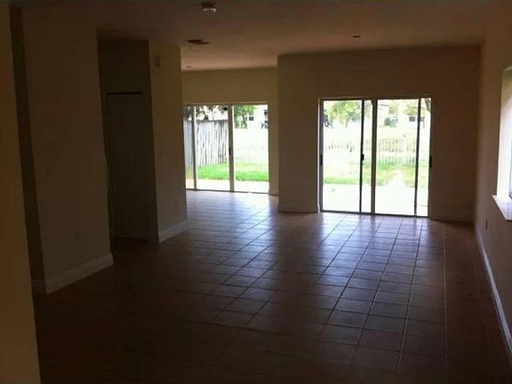 5th image of 1094 NE 41st Ave