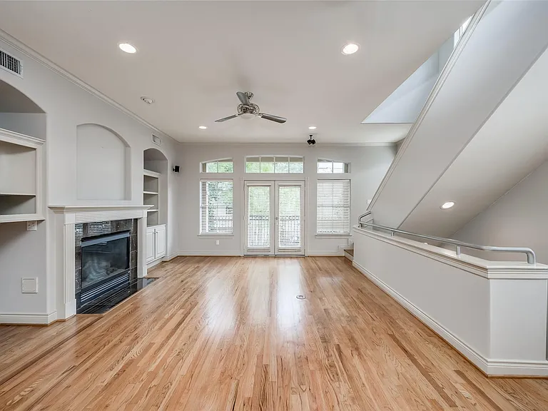 315 Sandman St — Photo 24