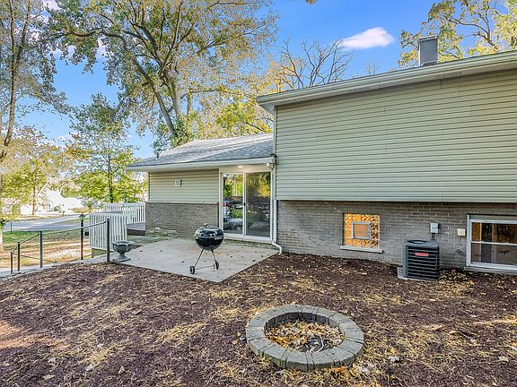3rd image of 16452 Belle Plaine Dr