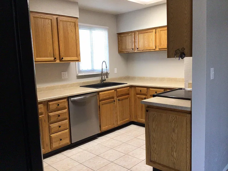 1646 N Daffodil St — Photo 9