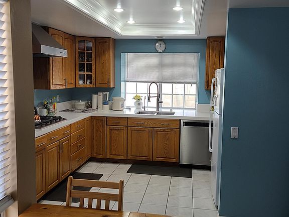 Kitchen: Quartz counter top, stainless steel dish washer and oven. Gas stove.