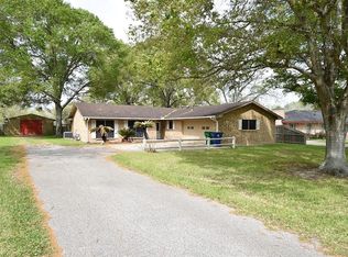 1016 W Mulberry St, Angleton, TX 77515