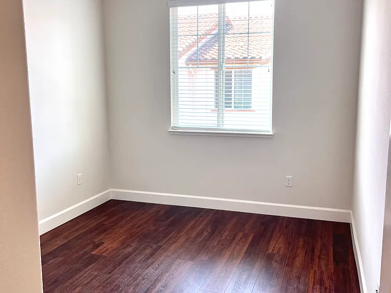 105 Farnham Ln — Photo 24