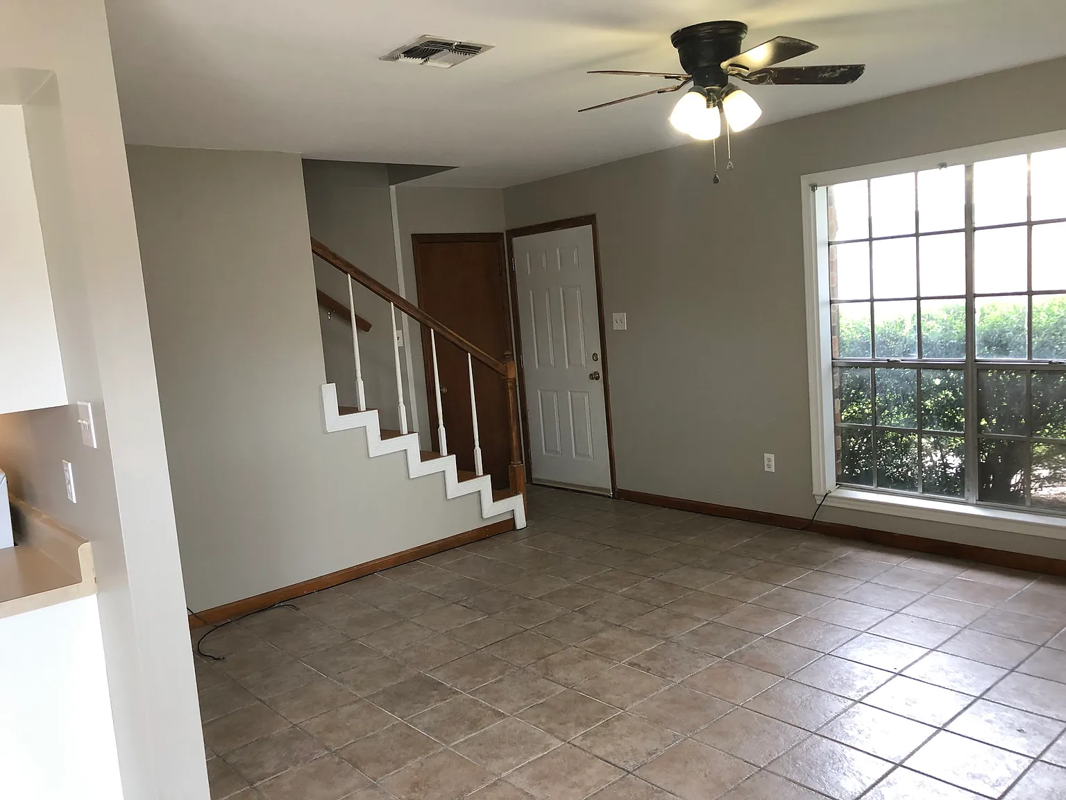 220 Gloria St — Photo 4