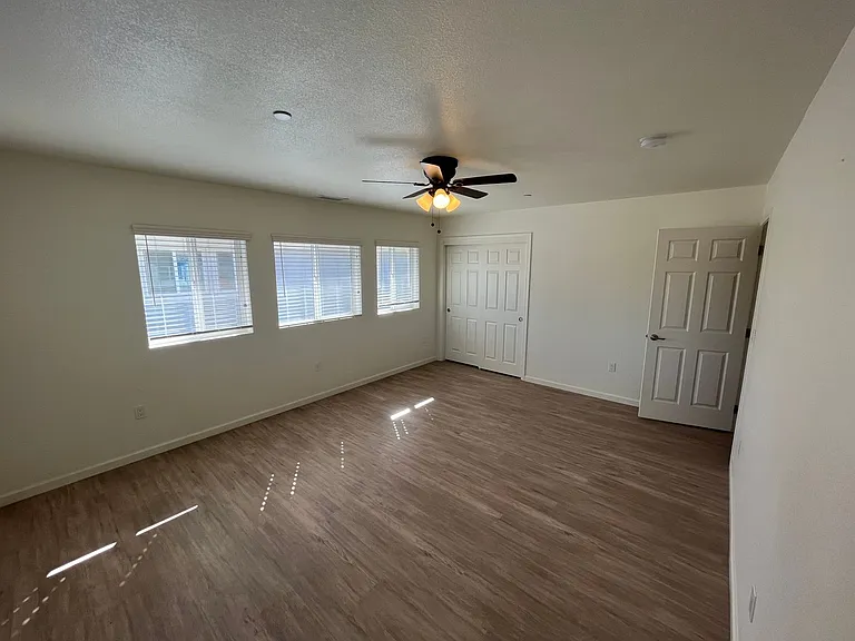 575 E Newlove Dr — Photo 11