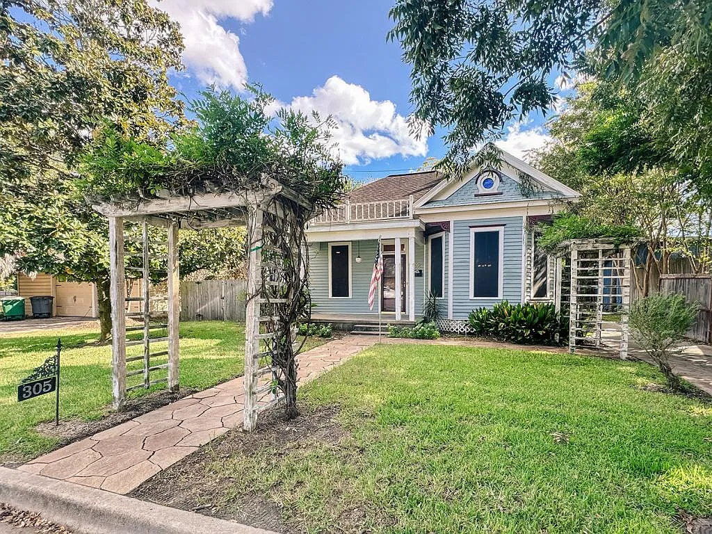 305 W Brazos St — Photo 1