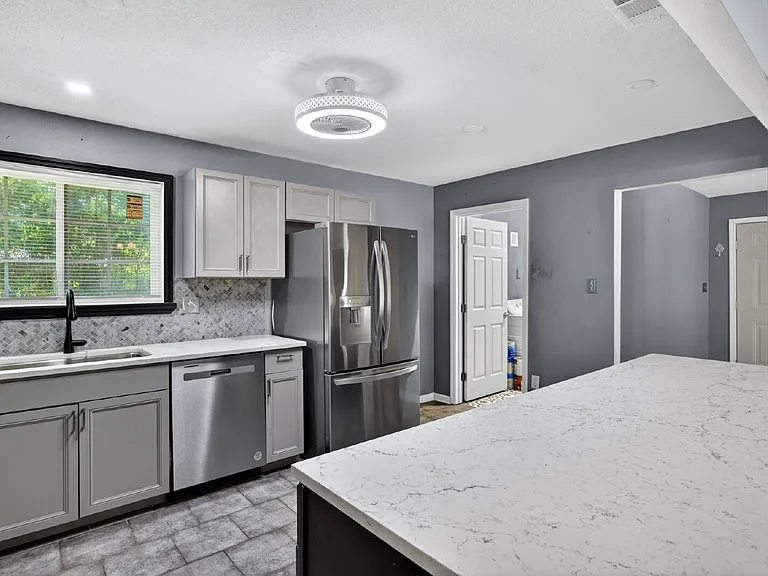 1621 Cloverdale Dr — Photo 8