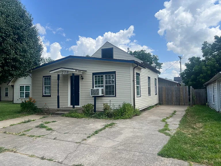 210 E Johnson St — Photo 2