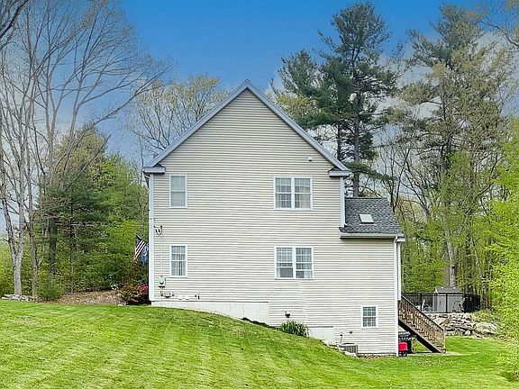 3rd image of 578 Carpenter Rd