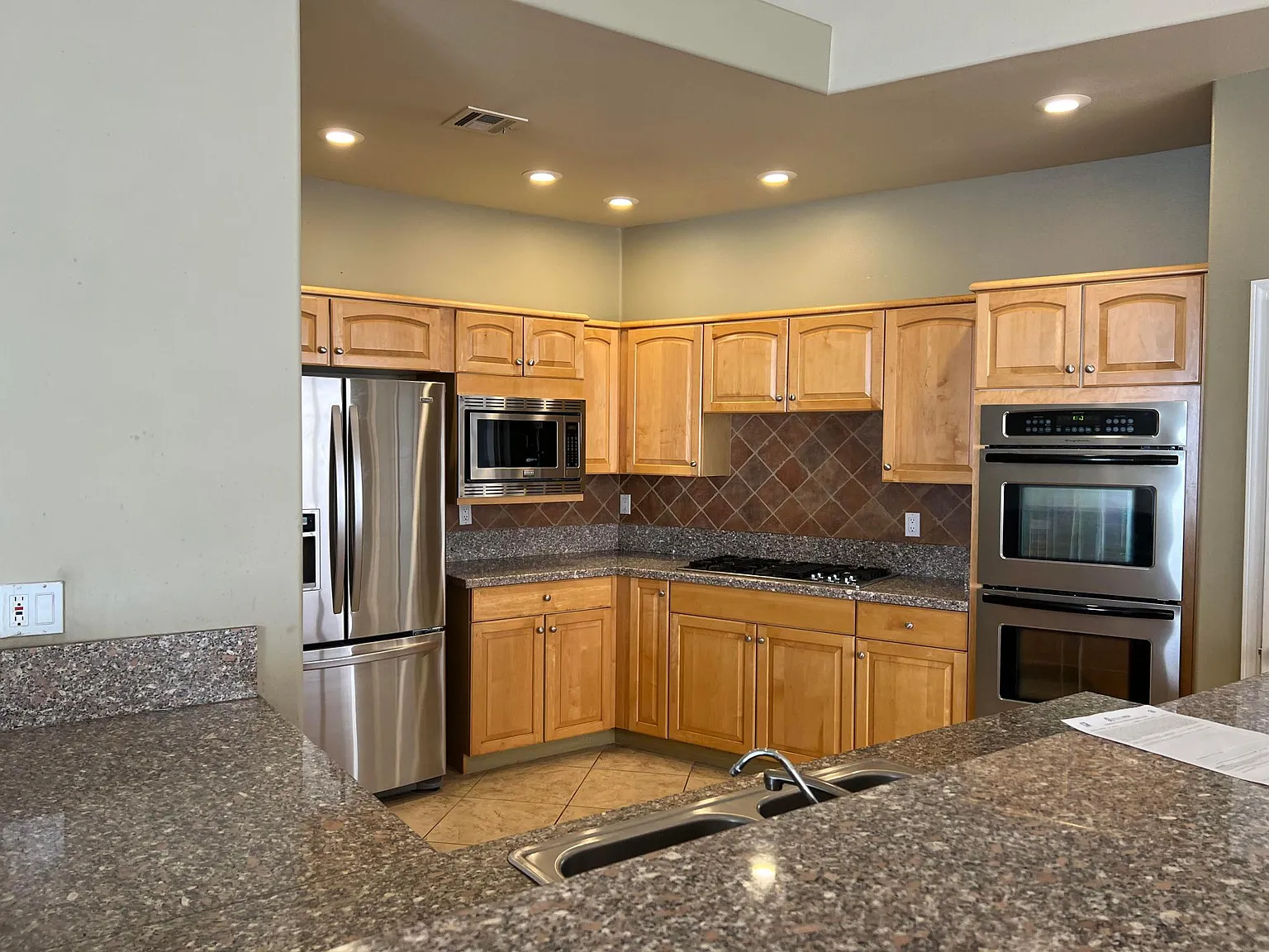 3 bed, 3281 sqft, $3,500 — Photo 4