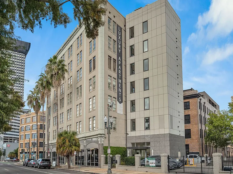 The Howard Luxury Apartments — Photo 51