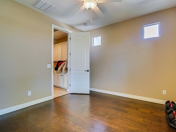 3rd image of 1164 E Grand Canyon Dr