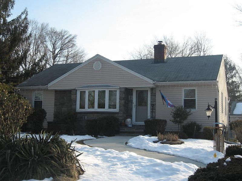 1st image of 681 N RIVERVIEW DR