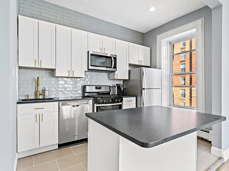 200 Hudson St #4A — Photo 3