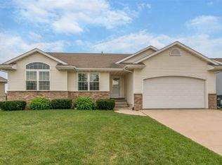 6112 Palmetto Cir SW, Cedar Rapids, IA 52404