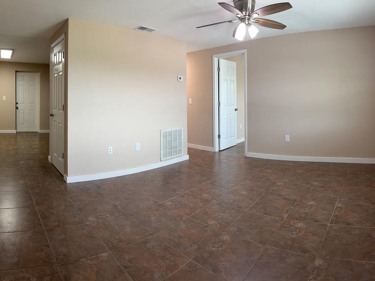 2 bed, 737 sqft, $1,300 — Photo 3
