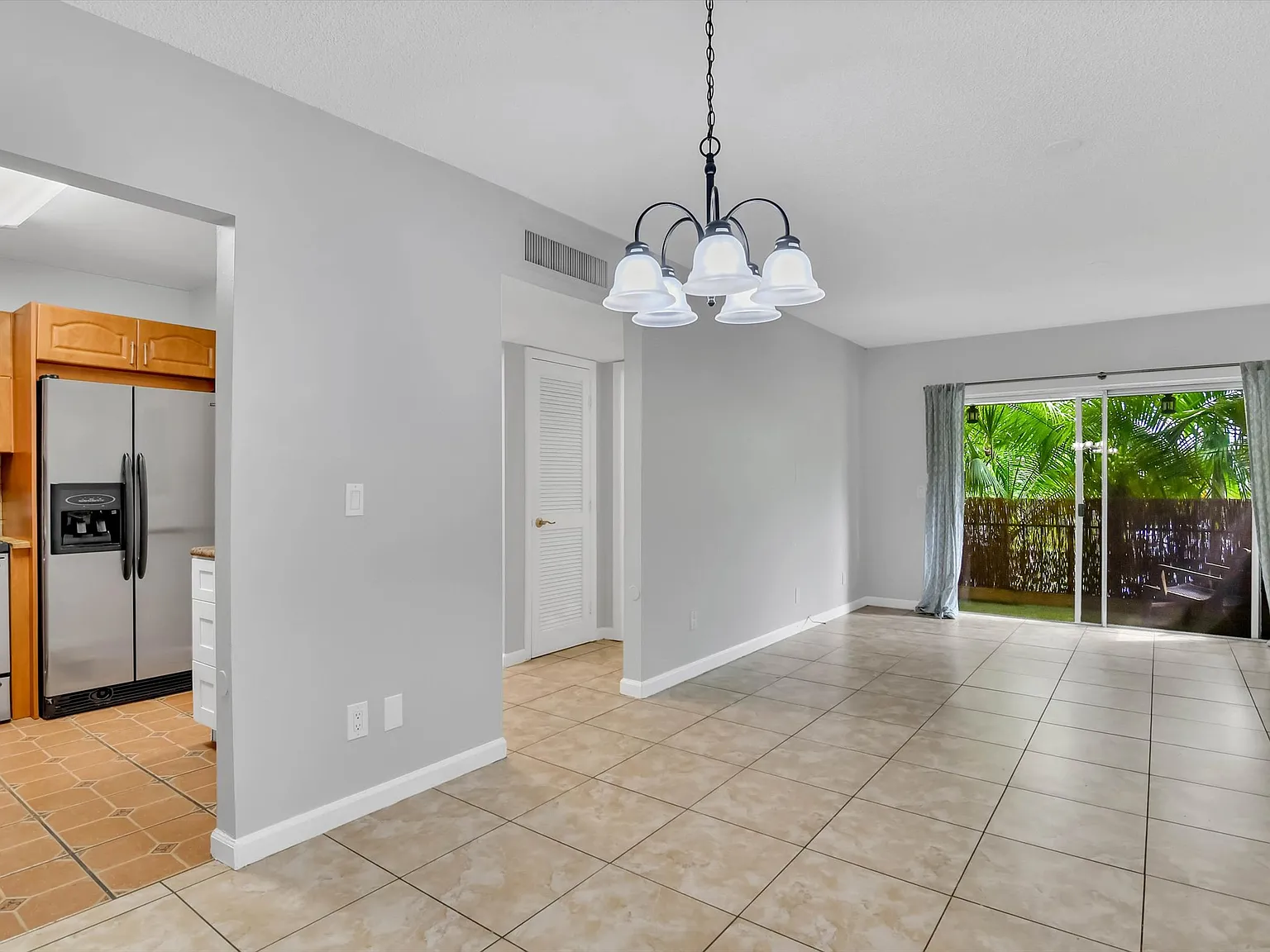 2 bed, 878 sqft, $2,075 — Photo 1