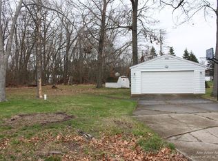 560 Norvell Beach Dr, Brooklyn, MI 49230