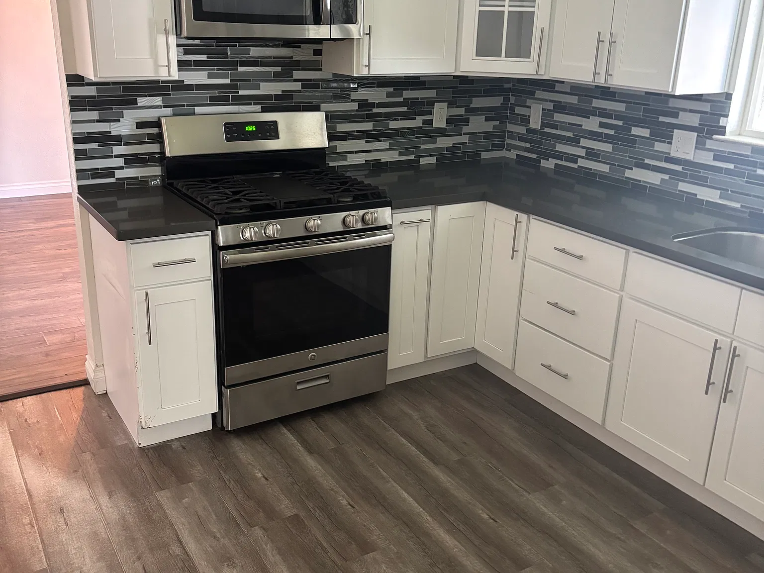 3 bed, 1007 sqft, $2,050 — Photo 2
