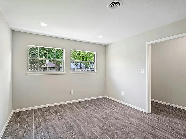 5815 Effingham Dr — Photo 12