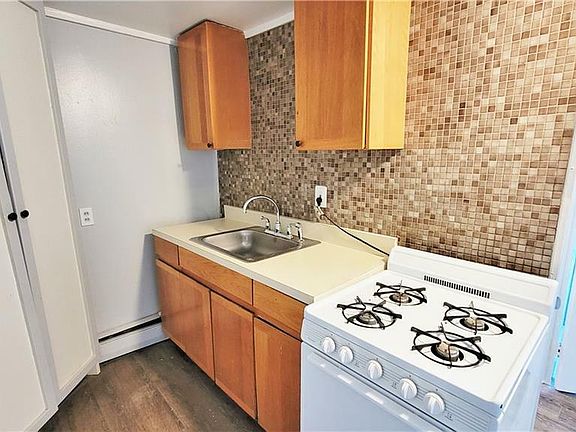 3rd image of 133 Grand St APT 2