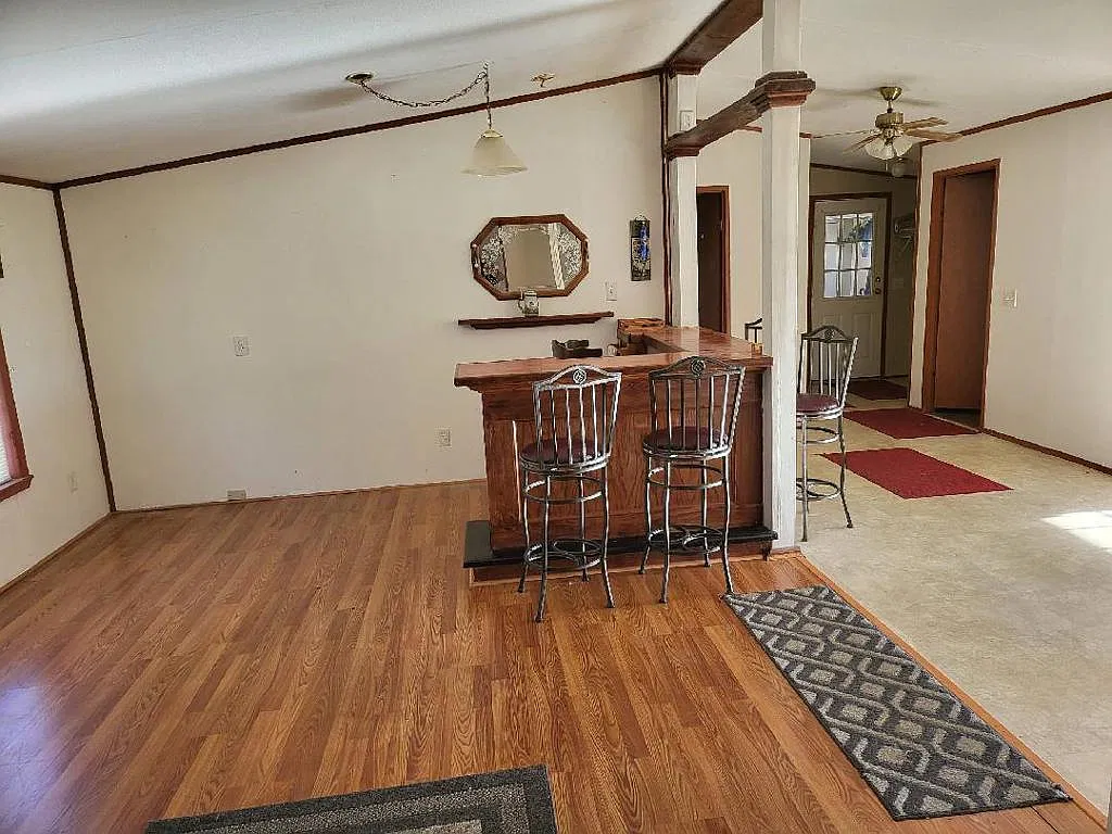 Single Family Home direct lake access — Photo 2