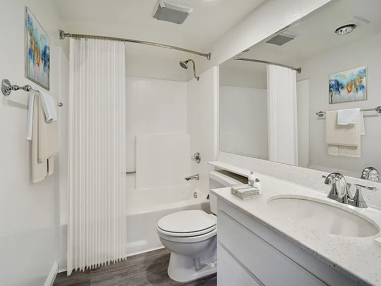River Oaks Apartments — Photo 9