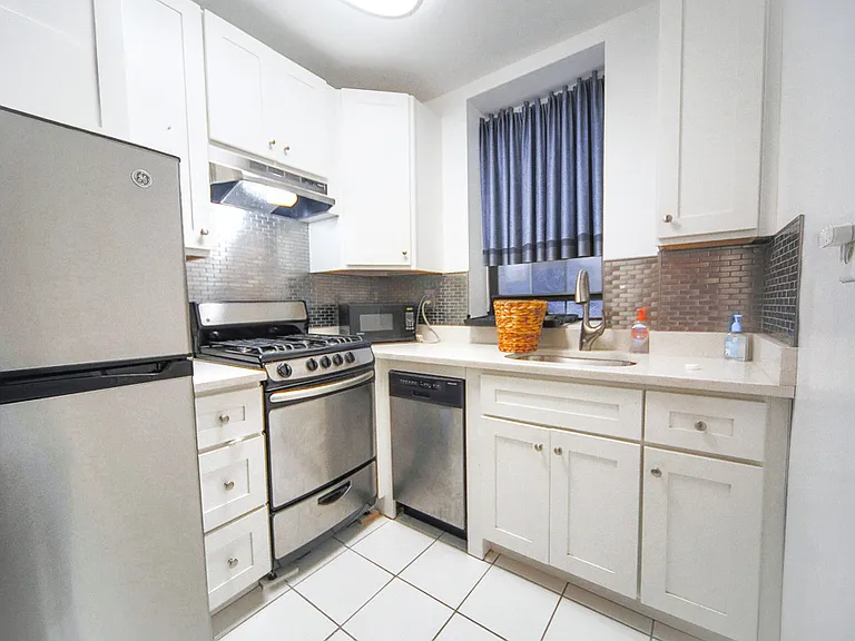 246 E 51st St #10 — Photo 2
