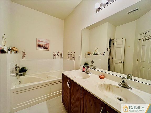 5th image of 802 Schindler Dr N