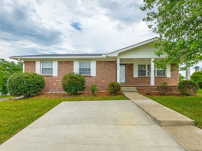 2520 Sharron Dr — Photo 1