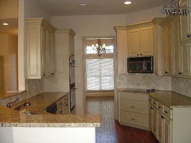 4 bed, 2.5 bath, 2395 sqft, $3,200 — Photo 4