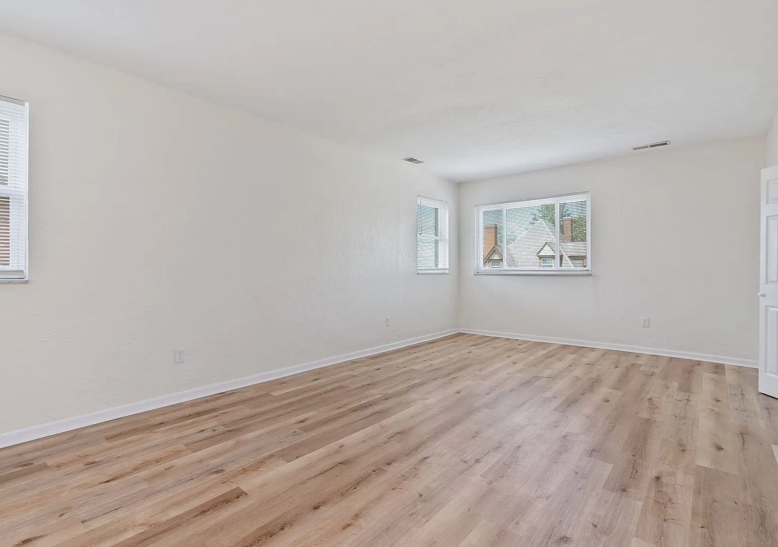 Recently Renovated, Pet Friendly, 3 Bedroom Apartment Close to Downtown — Photo 3
