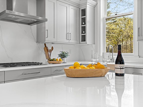 4th image of 27 Lang St #27