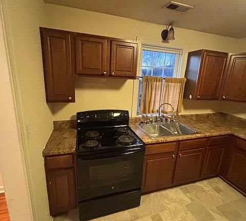 5th image of 401 McCullough Ave NE