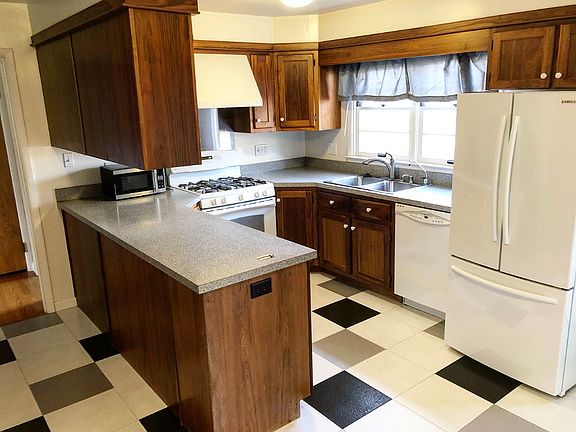 3rd image of 202 Lindsey Ave