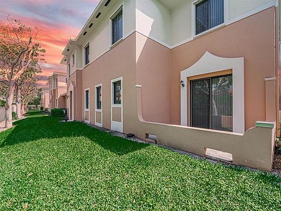 3rd image of 2610 Venetian Dr