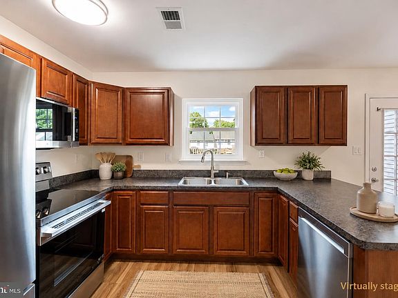 4th image of 4086 Bluebird Dr