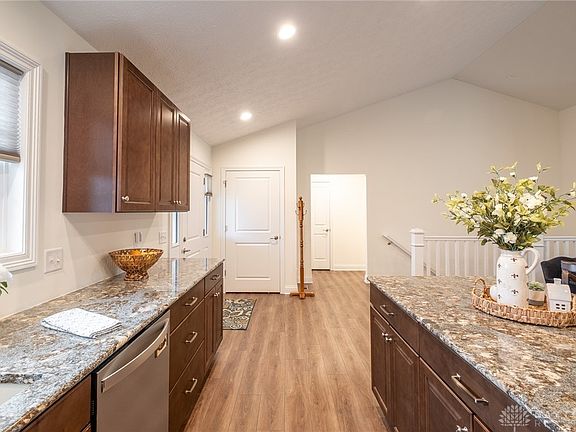 5th image of 1475 Runnymeade Way