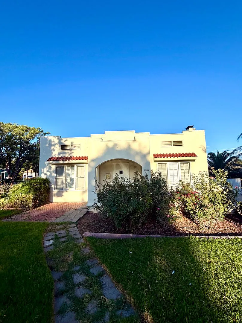 Charming Spanish Bungalow Near Downtown Upland 3 Bedrooms / 2 Bathrooms — Photo 2