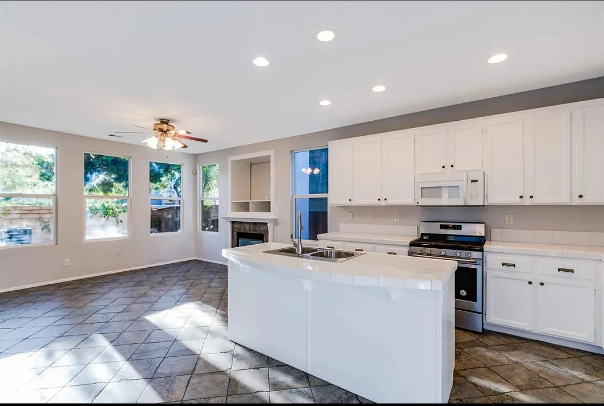 4 bed, 1985 sqft, $3,400 — Photo 4