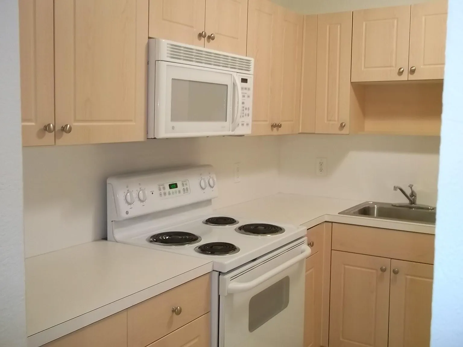 1 bed, 1.5 bath, 765 sqft, $1,650 — Photo 2