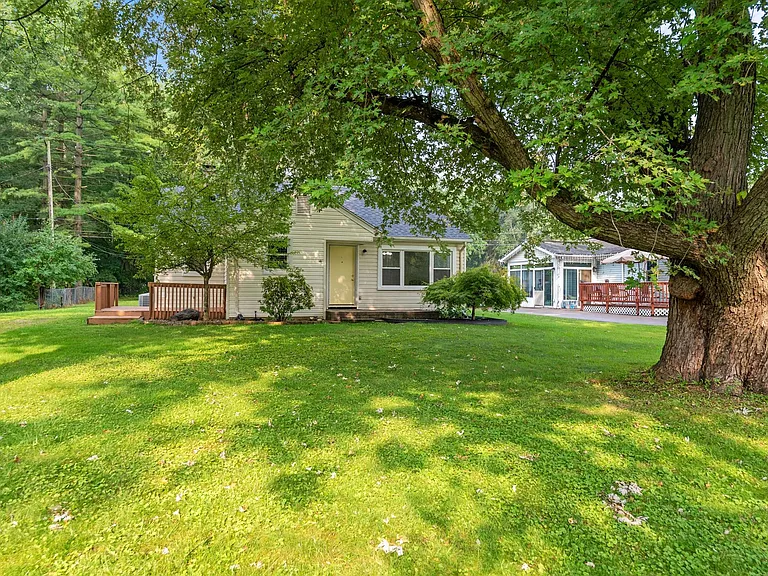 15403 Maxwell Ave — Photo 1