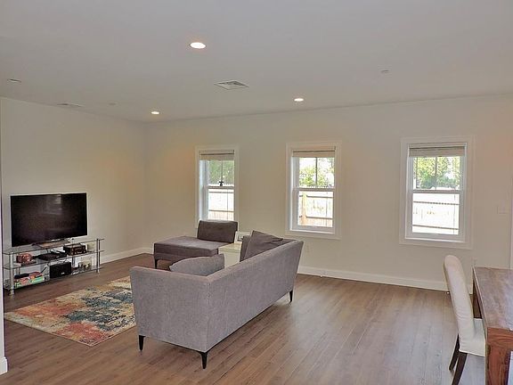 5th image of 279 Court St