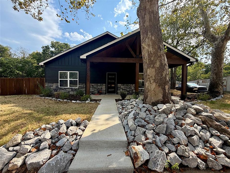 1st image of 402 1st Ave E
