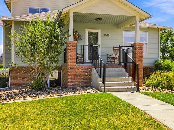 5th image of 2038 Burbank St