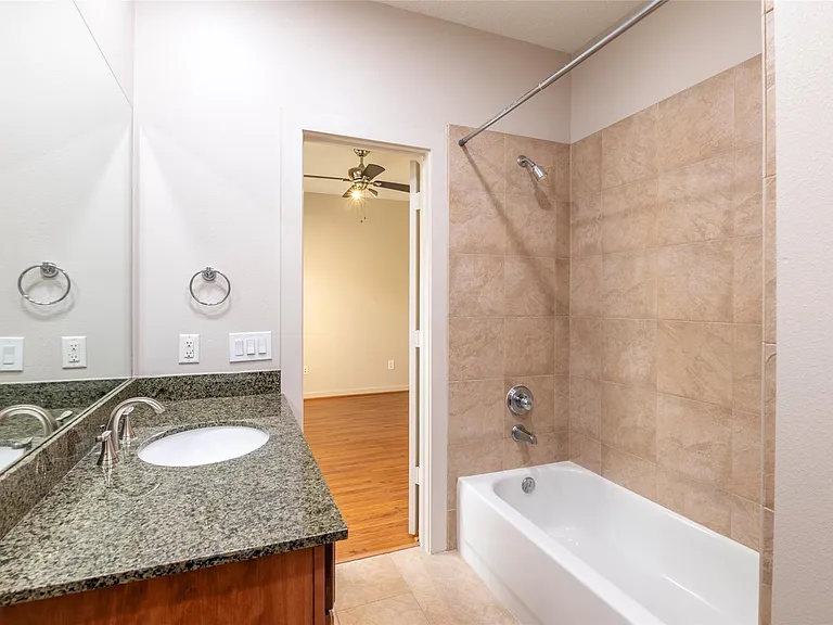 4040 Center St — Photo 20