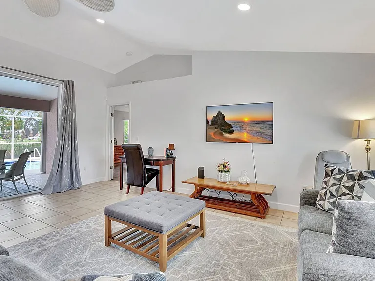 1203 SW 31st Ter — Photo 8