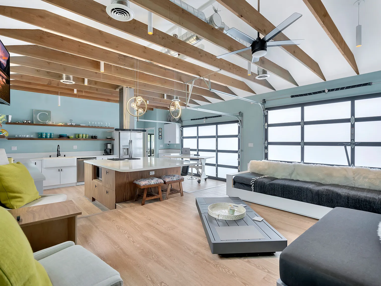 2 bed, 2000 sqft, $9,995 — Photo 1
