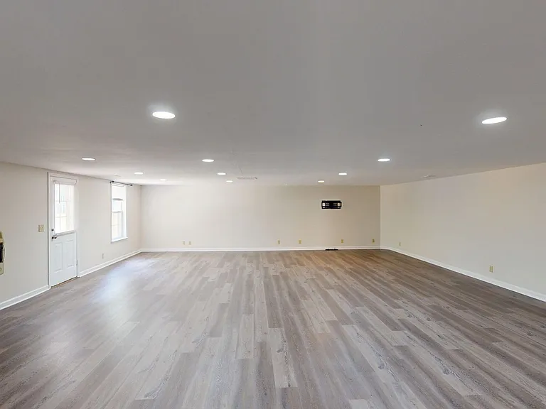 424 Eisenhower Dr — Photo 12